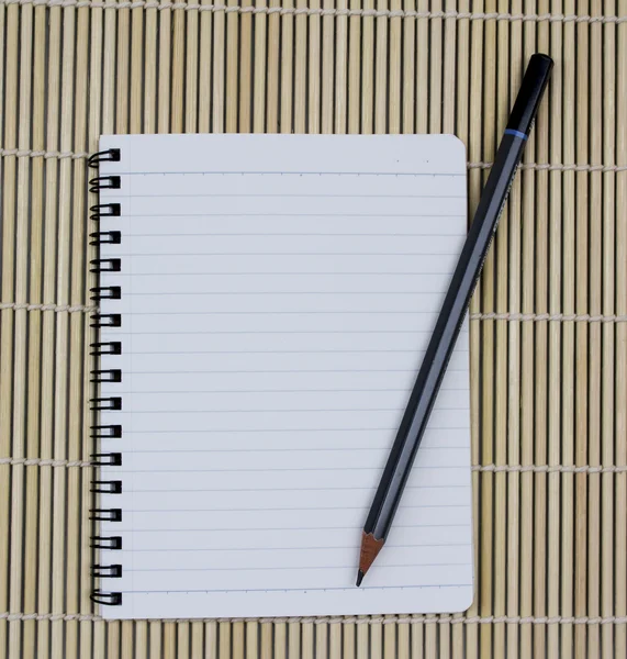 用铅笔在棕色 bam 空白现实螺旋记事本笔记本 — 图库照片