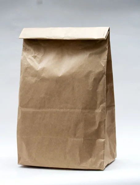 Beyaz arka plan üzerinde gerçekçi kahverengi kağıt torba