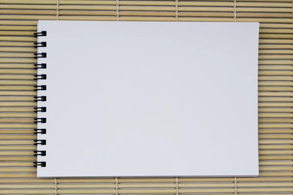 Aydınlık üstünde boş beyaz gölet kağıt gerçekçi sarmal not defteri defter