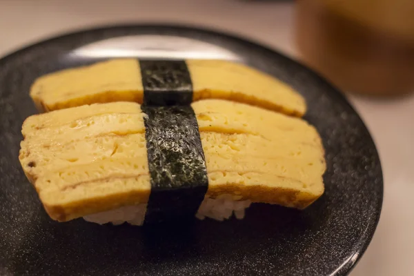 일본 타 마 (계란) 초밥 일본 레스토랑에서 접시에 — 스톡 사진