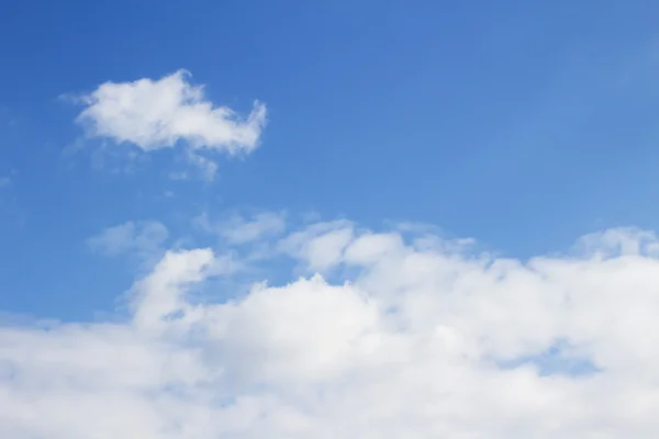 Güzel arka plan beyaz bulutlar ile mavi gökyüzünün sonbaharda