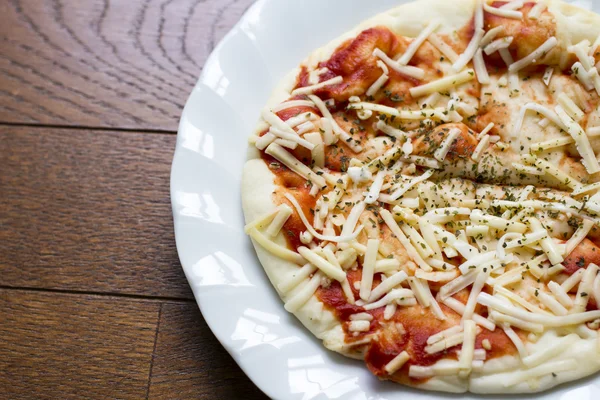 Справка о сыре для пиццы и кетчупе над Фалано в Интернете — стоковое фото