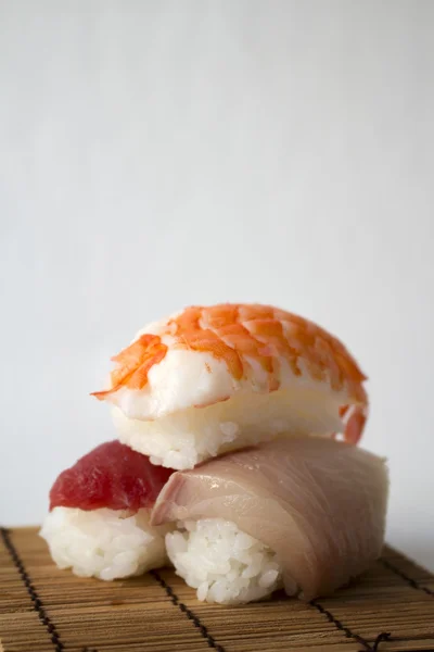 Japonské jídlo: suši Mix ryb na japonská rohož izolovat na backgro — Stock fotografie