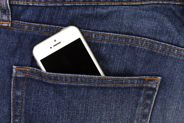 Část mobilních bílý mobilní telefon v zadní kapse modré džínové Stock Snímky