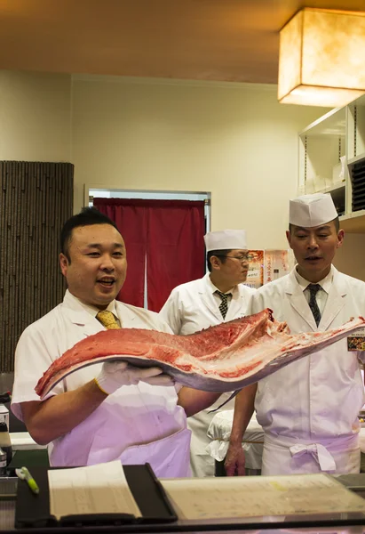 Chef japonés muestra pieza de corte de atún (makuro) Fotos De Stock