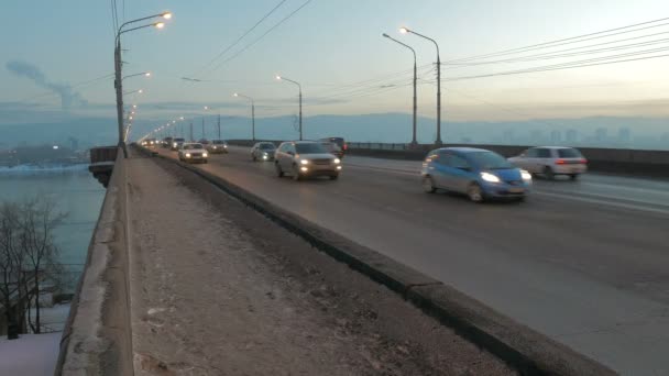 Arroyo de transporte a través del puente 4k — Vídeo de stock