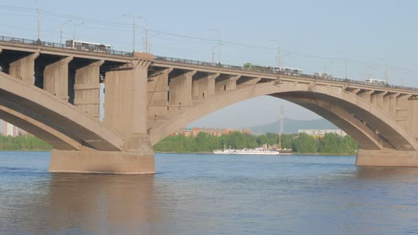 Puente a través del río Yenisei — Vídeo de stock