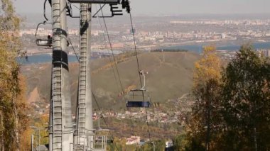 Teleferik bir sonbahar güneşli gün city karşı