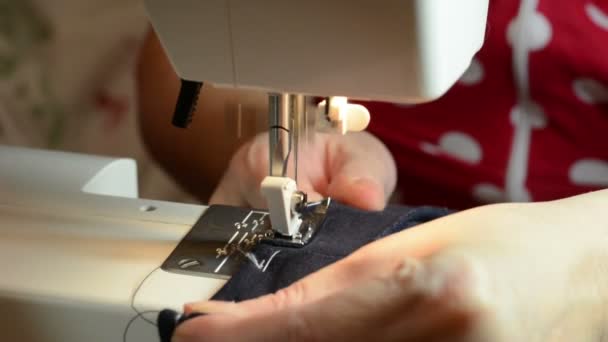 Шитье на швейной машинке — стоковое видео