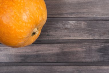 Kabak ahşap bir masa üzerinde sol yukarı yerlerinden olduğunu