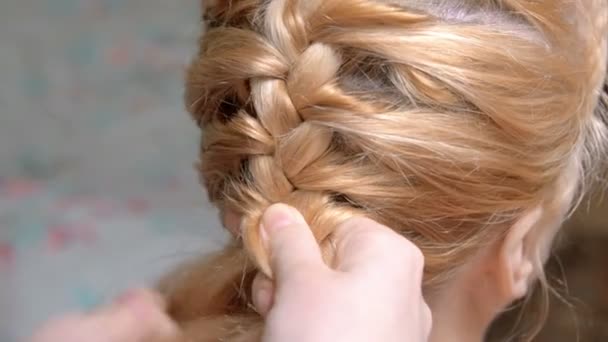 Tessitura di capelli allo spiedo — Video Stock