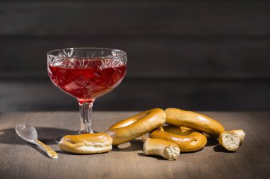 tanımlama bilgilerini tekerlekler halkalar ve çilek ile koyu arka plan reçel 