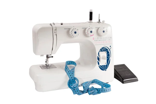 Швейная машинка с белым фоном — стоковое фото