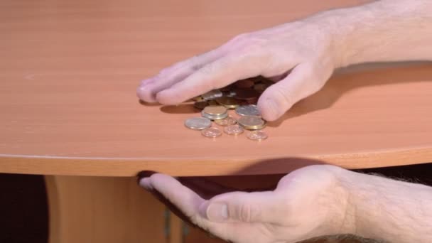 Münzen in einer Hand — Stockvideo