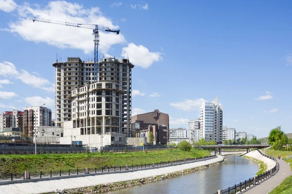 River in city and construction building ashore — Stock Photo, Image