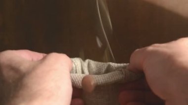 küçük bir çanta içinde paralar dökmek