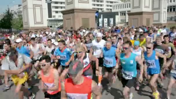 Start of track and field athletics running — Stock Video