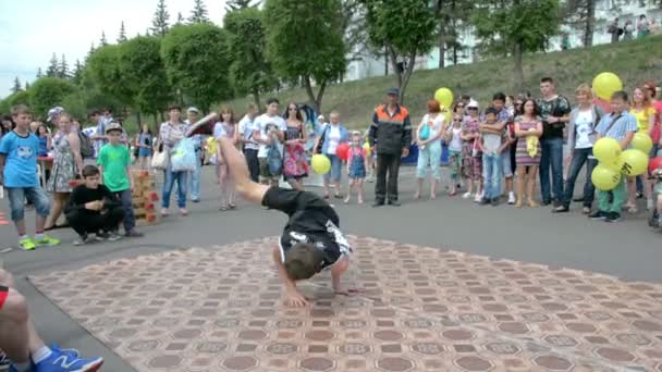 Små föreställningar breakdance på en stadssemester — Stockvideo