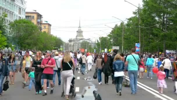 People walking down the street on a holiday — Stock Video