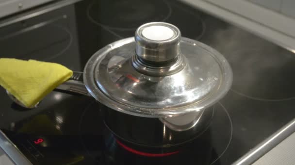 Кип'ятіть воду на сковороді — стокове відео