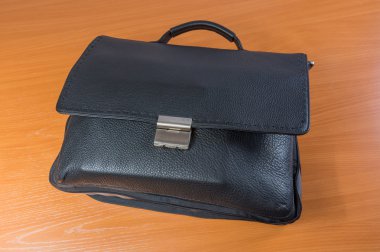 kahverengi bir tablo üzerinde siyah çanta