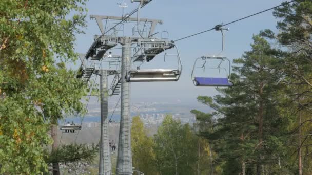 Start av en ropewayen innan en skidsäsong. — Stockvideo