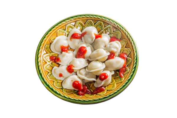 Beyaz bir arka plan üzerinde tam ketçap mantı