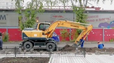 Ekskavatör bir hendek kazıyor