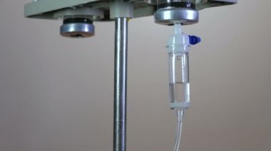 Damlalık hafif bir arka plan üzerinde