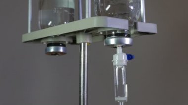 gri bir arka plan üzerine Damlalık