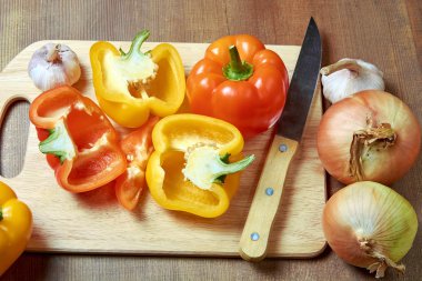 Kırmızı tatlı biber sarımsak soğan