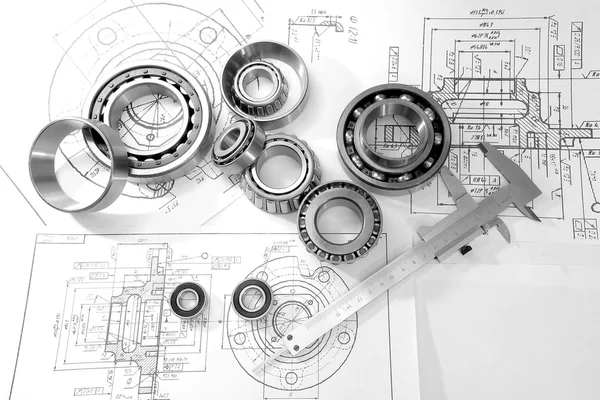 Rulmanlar ve bir masa lambası altında çizimler