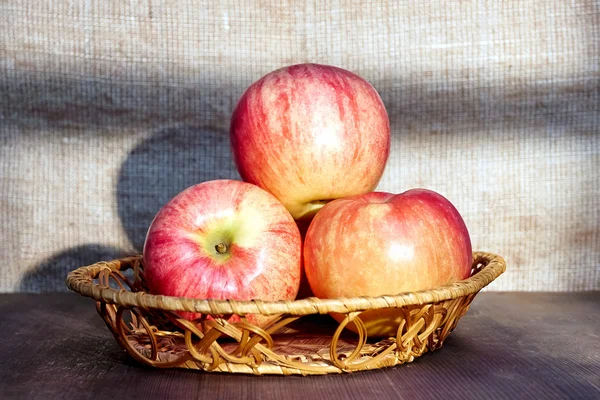 Manzanas en una canasta de luz en una ventana —  Fotos de Stock