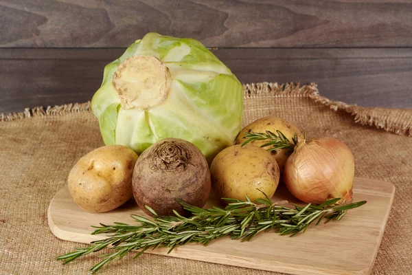 Verduras en una tabla de cortar —  Fotos de Stock