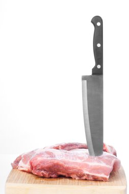 ahşap tahta üzerinde bıçak ile çiğ kırmızı et