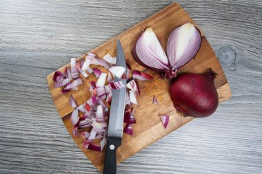 bıçak ile ahşap tahta üzerinde kırmızı soğan