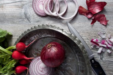 turp eski vintage plaka ile kırmızı soğan