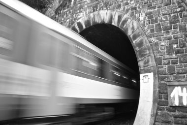 tren gidiyor yalak yeraltı tüneli