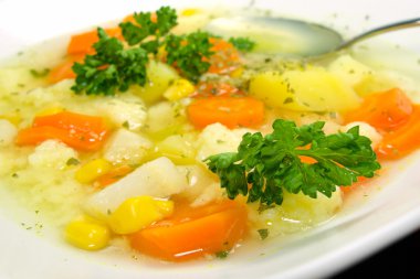 Patatesli sebze çorbası, havuç.