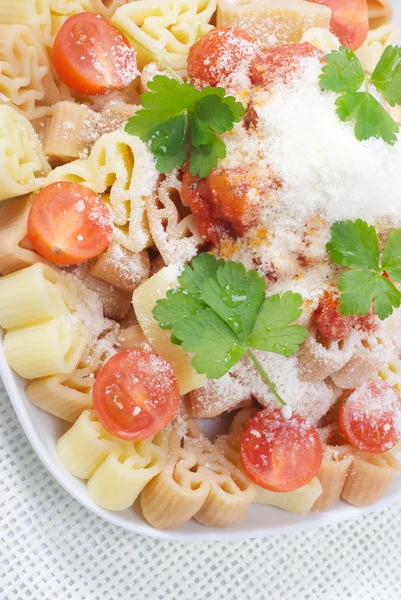 Bunte Nudeln mit Tomatensauce und Käse — Stockfoto