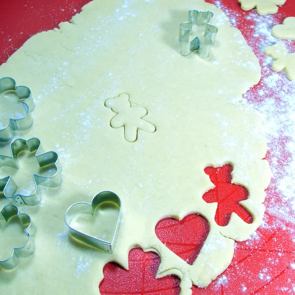 Processus de préparation des biscuits au gingembre de Noël avec des moules — Photo