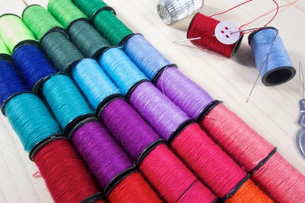 Arcobaleno di bobine di filo colorato sul tavolo — Foto Stock