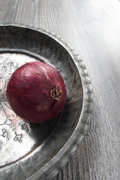 Red onion in silver antique bowl with spec for adding copy — Stock Photo, Image
