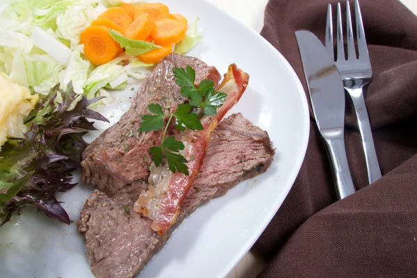 Roasted slices of beef meal with vegetable salad — Stock Photo, Image