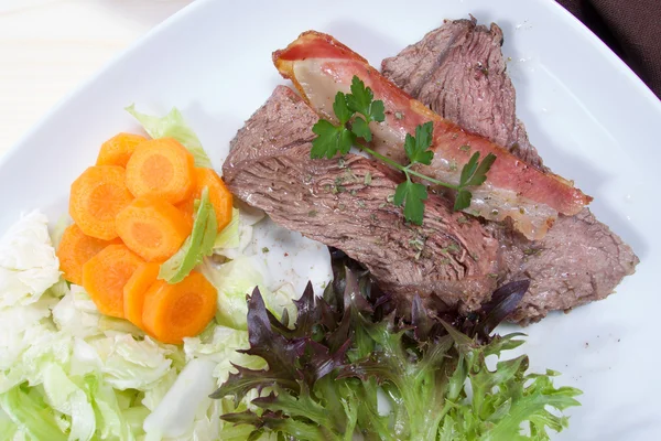 Roasted slices of beef meal with vegetable salad — Stock Photo, Image