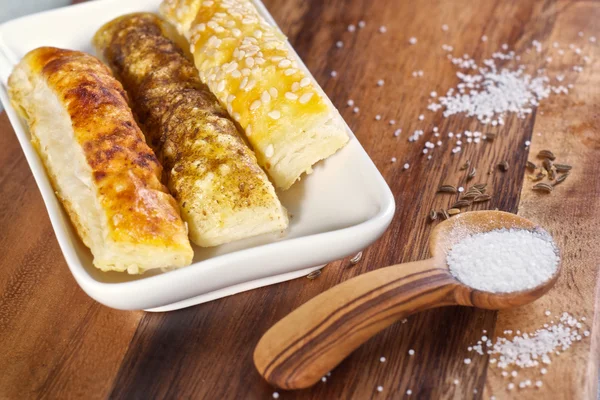 Palitos crujientes salados con semillas de sésamo, comino y chile — Foto de Stock