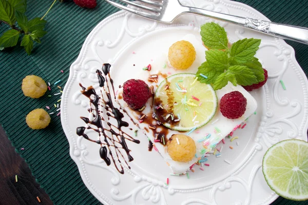 Doce deliciosa sobremesa panna cora com chocolate e framboesas — Fotografia de Stock