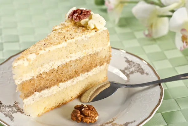 Ореховый торт на тарелке — стоковое фото