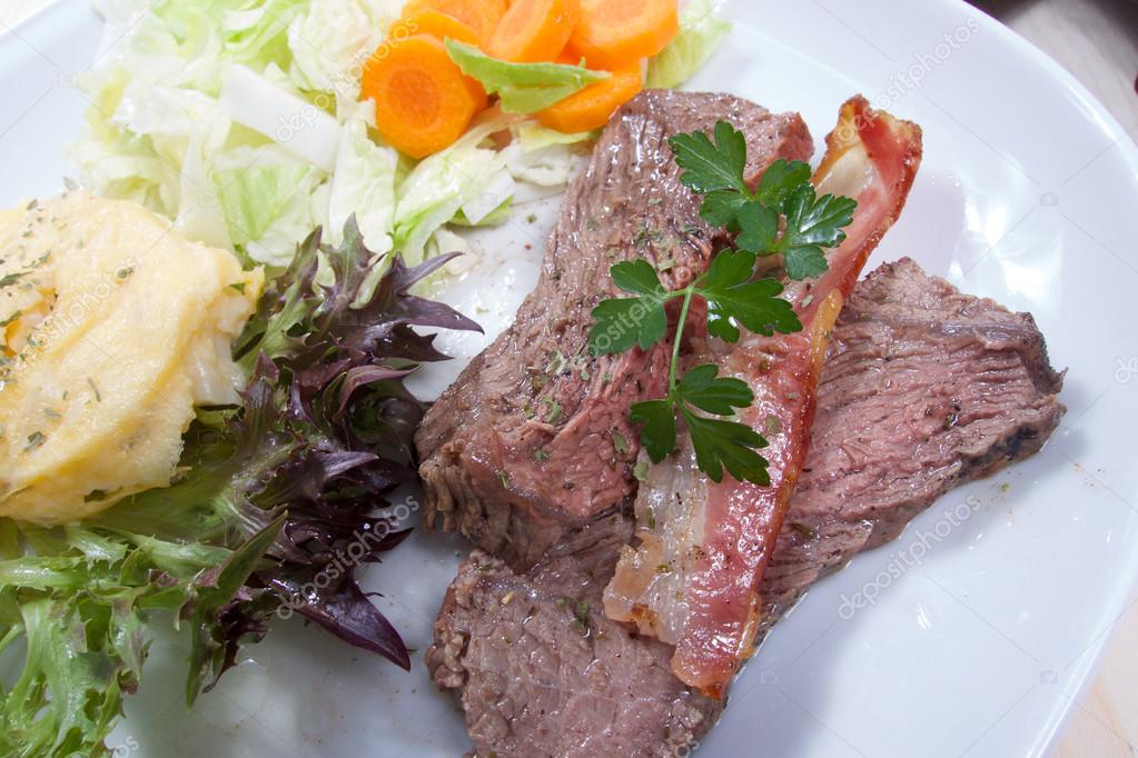 Roasted slices of beef meal with vegetable salad