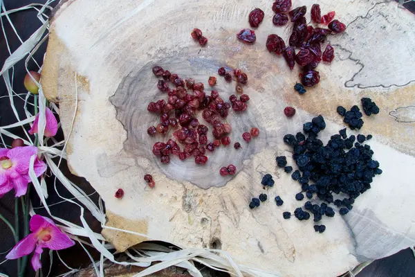 Blåbär och tranbär på träskiva med mönster — Stockfoto